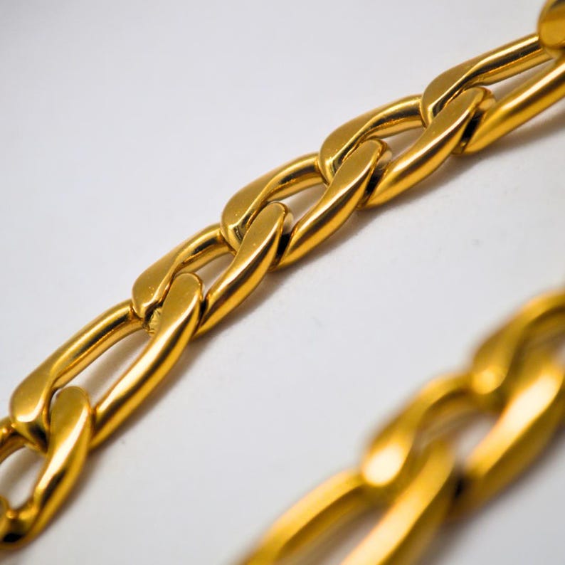 Chunky gold curb chain close up