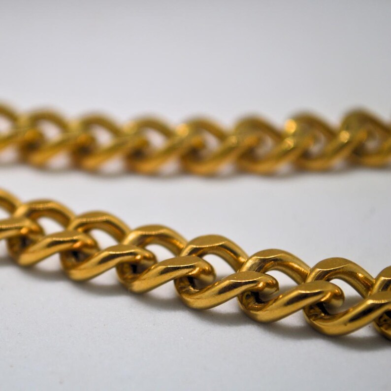 Gold curb chain close up