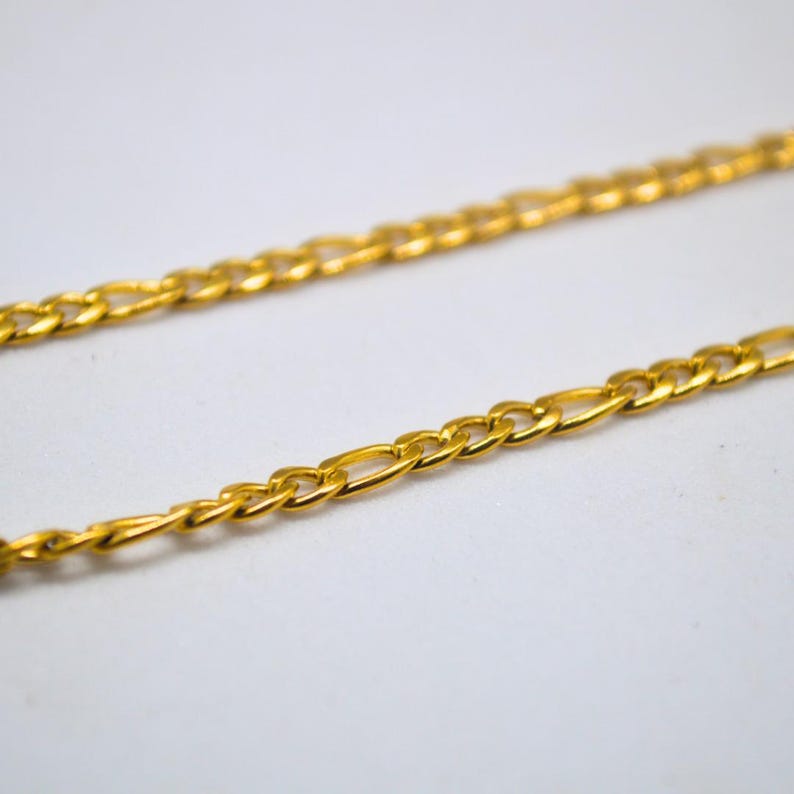 Gold curb chain close up